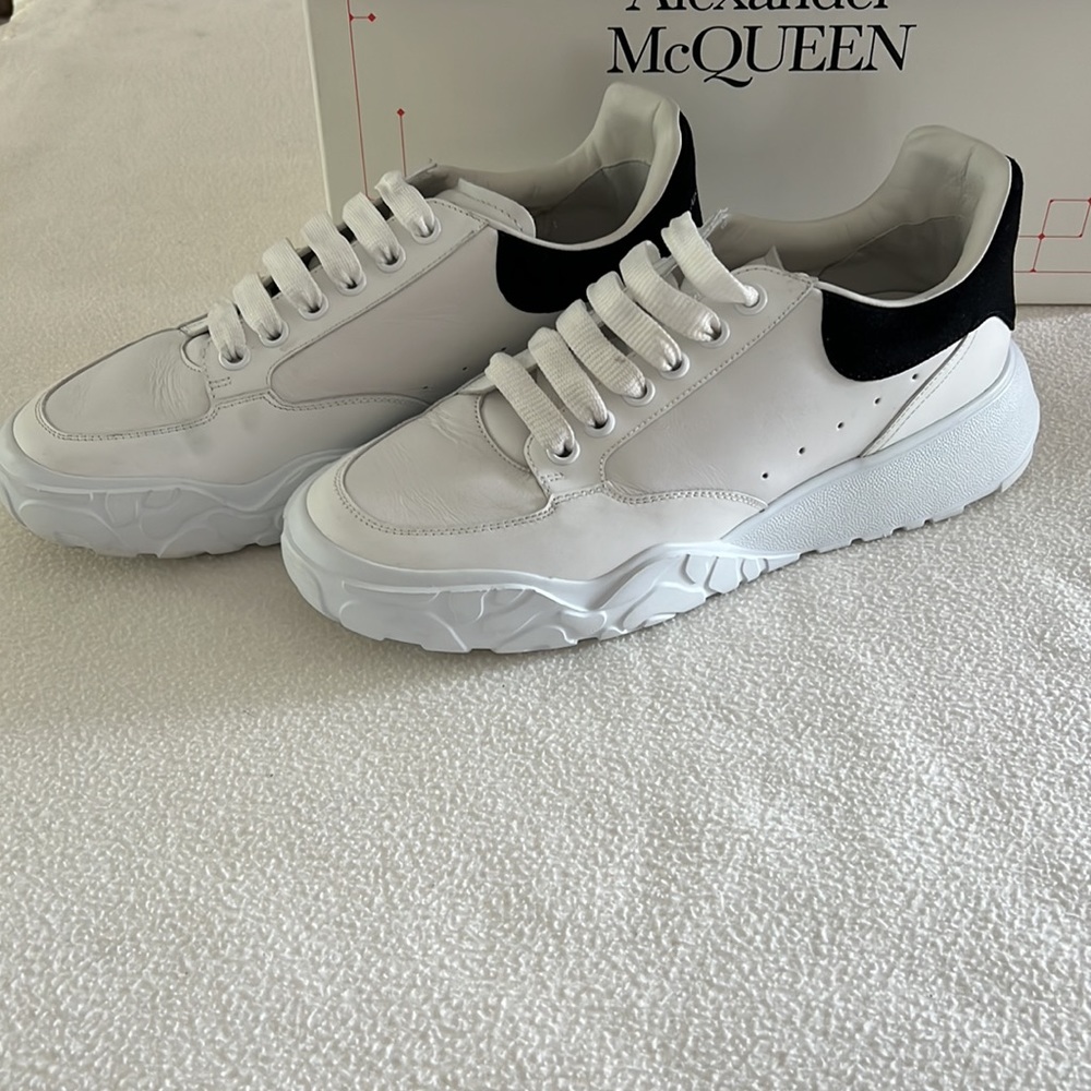 Alexander McQueen Court Trainer in White/Black